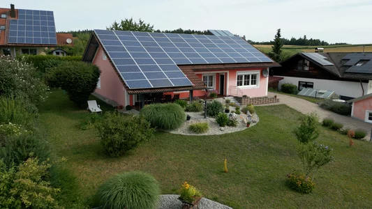 Aufnahme Haus Solarthermieanlage mit Unterstützung der Wärmepumpe